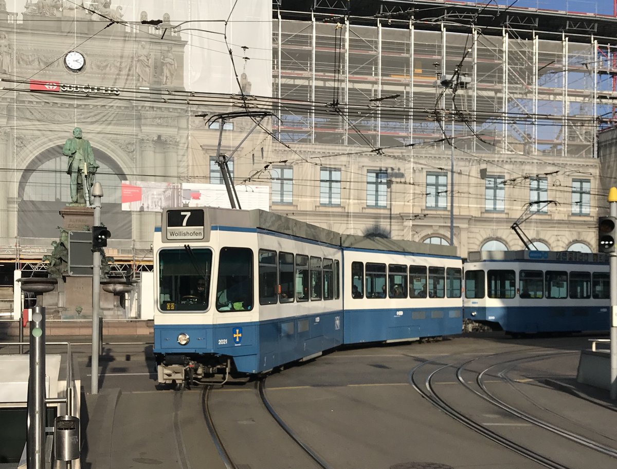 Linie 7 Wagennummer 2021 „Albisrieden“ biegt in die Bahnhofstrasse ein. Datum: 11. 1. 2021