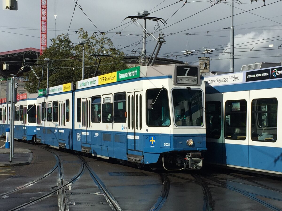 Linie 7 Wagennummer 2021  Albisrieden  beim Central. Datum: 6. 10. 2021