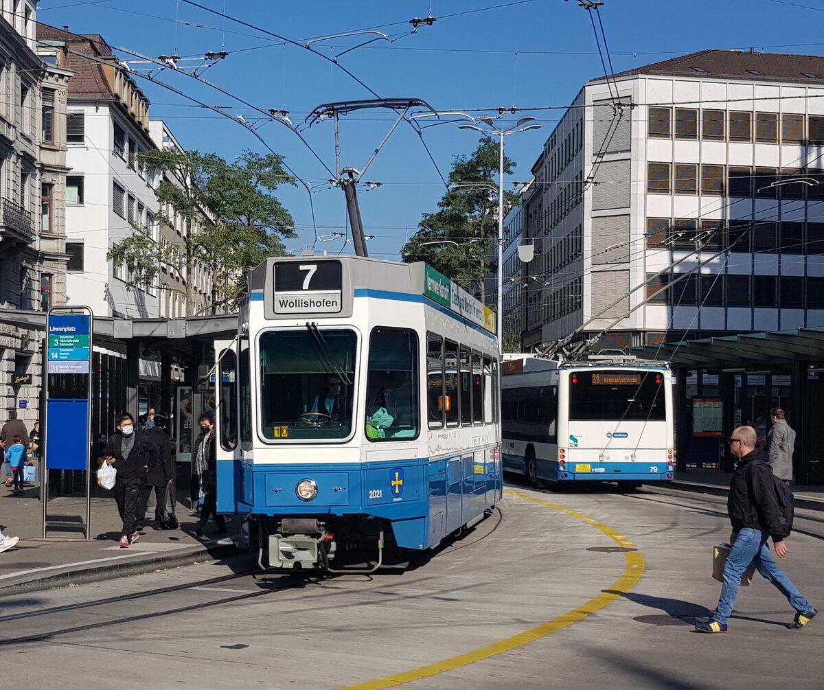 Linie 7 Wagennummer 2021  Albisrieden  beim Löwenplatz. Wegen einer Demonstration wurde die Linie 7 über Sihlpost - Stauffacher - Stockerstrasse nach Wollishofen umgeleitet  Datum: 16. 10. 2021