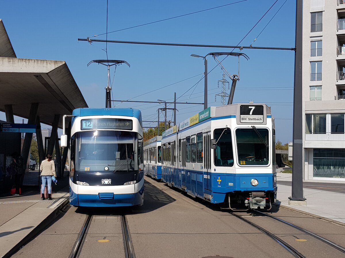 Linie 7 Wagennummer 2021  Albisrieden  beim Bahnhof Stettbach. Datum: 17. 10. 2021