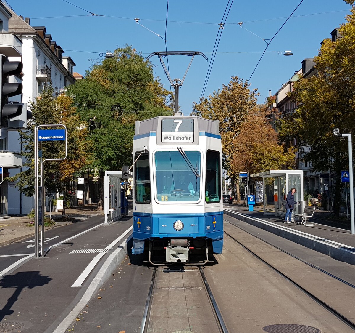 Linie 7 Wagennummer 2021  Albisrieden  an der Haltestelle Guggachstrasse. Datum: 17. 10. 2021