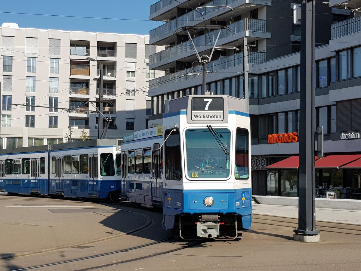 Linie 7 Wagennummer 2021  Albisrieden  beim Bahnhof Stettbach. Datum: 17. 10. 2021