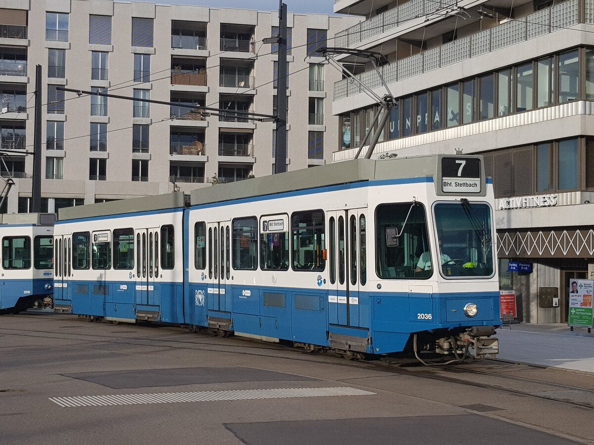 Linie 7 Wagennummer 2036 beim Bahnhof Stettbach. Datum: 2. 10. 2021