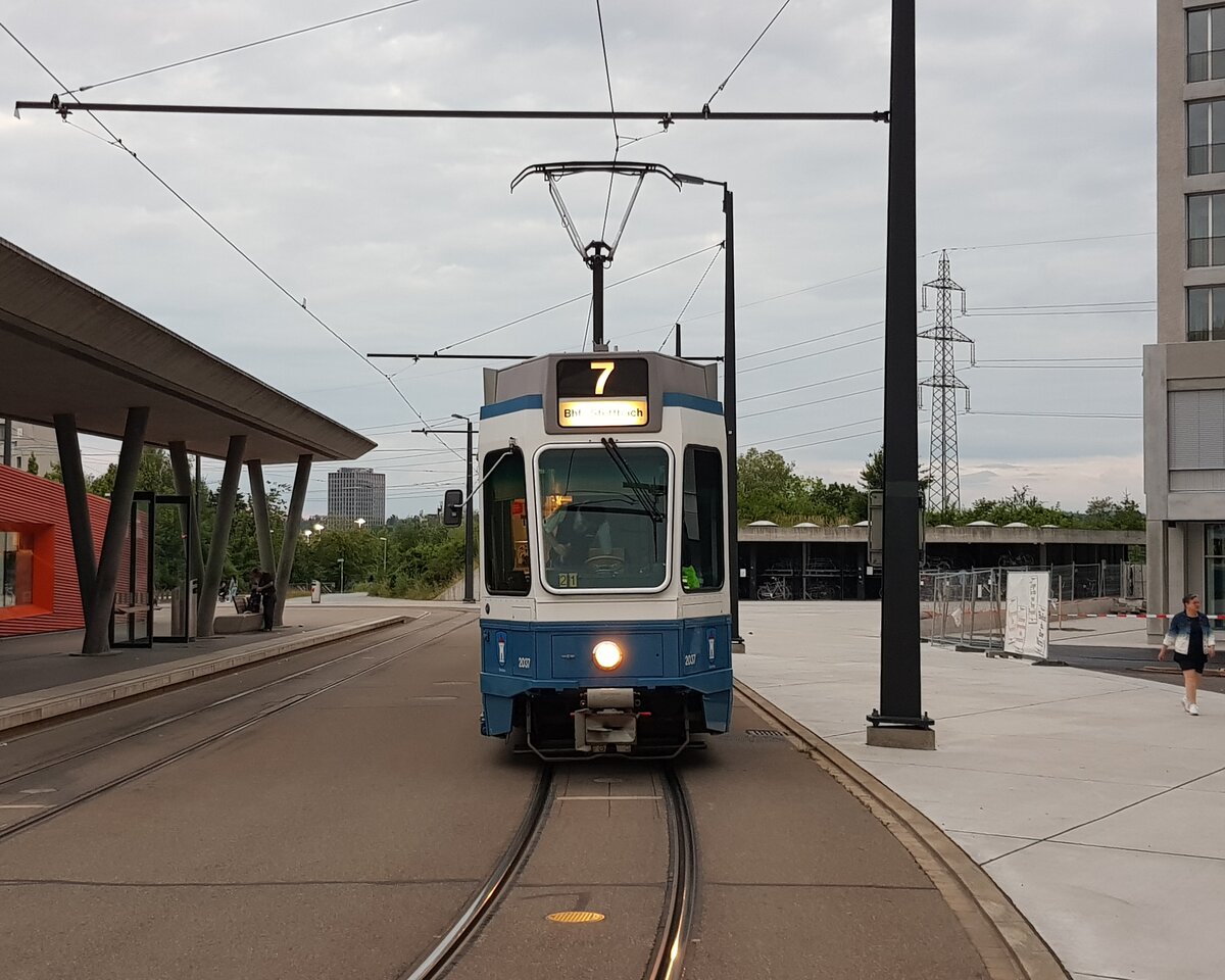 Linie 7 Wagennummer 2037  Oberstrass  an der Endhaltestelle Bahnhof Stettbach. Datum: 25. 6. 2021