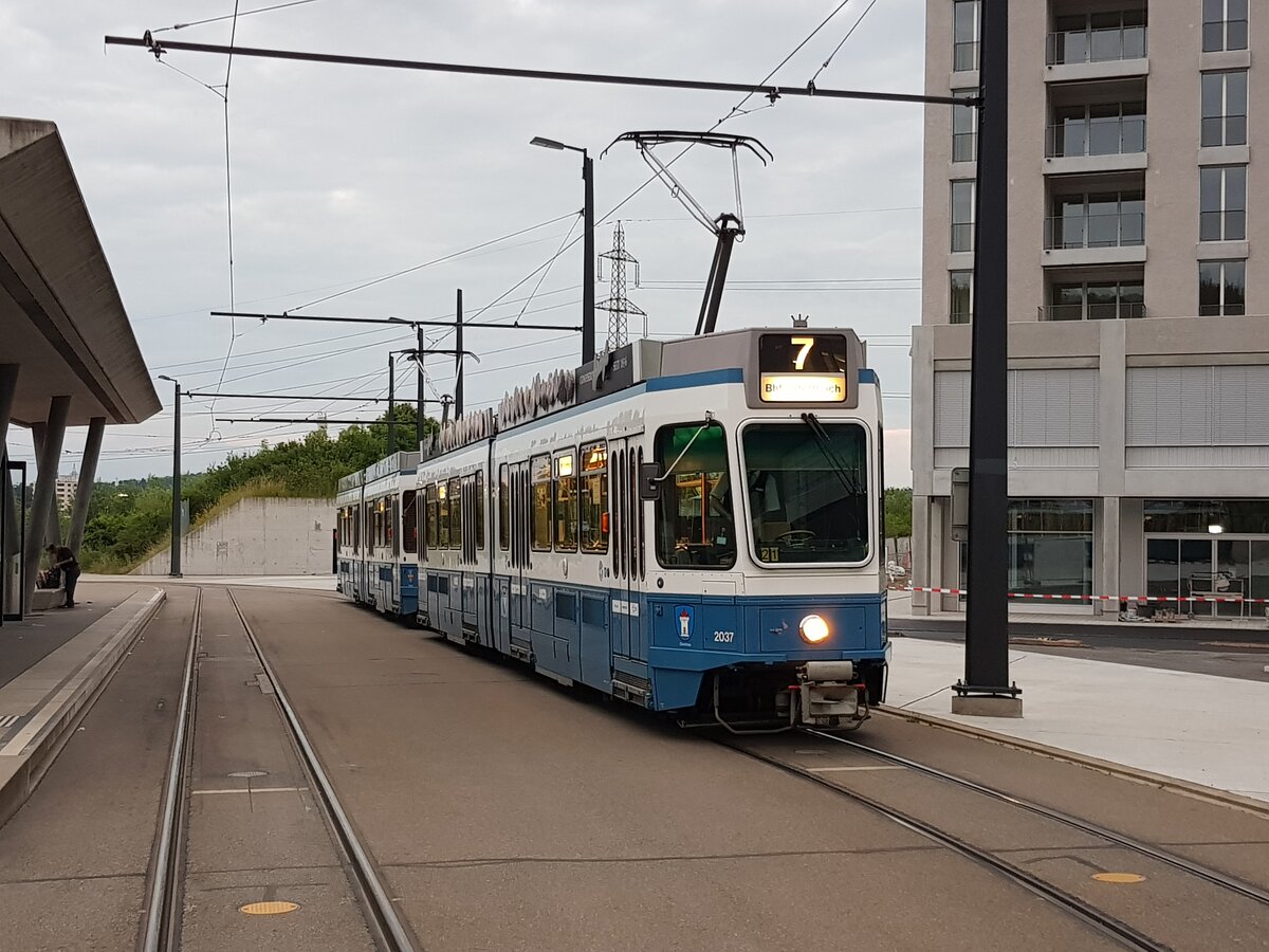Linie 7 Wagennummer 2037  Oberstrass  an der Endhaltestelle Bahnhof Stettbach. Datum: 25. 6. 2021