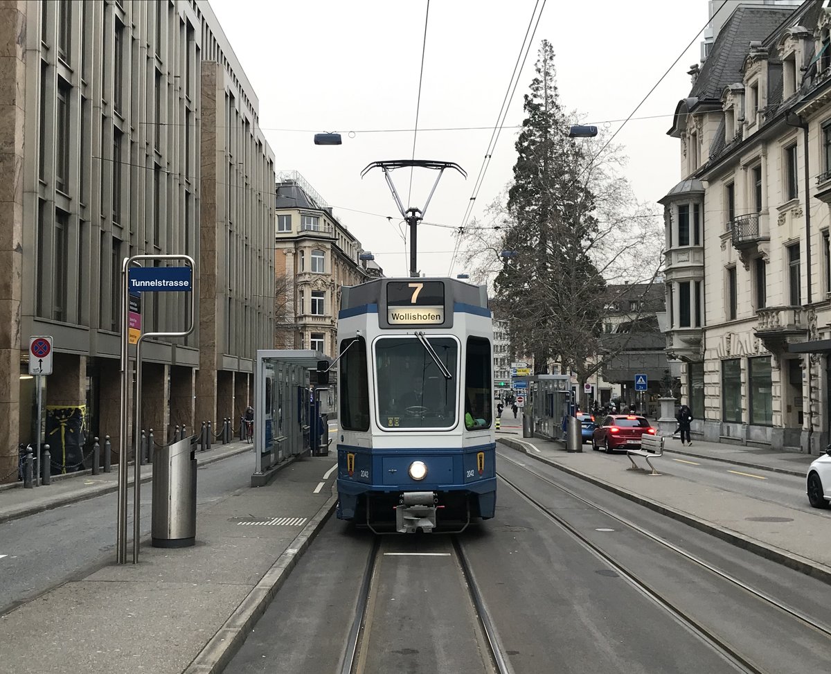Linie 7 Wagennummer 2042 „Altstetten“ an der Haltestelle Tunnelstrasse. Datum: 4. 2. 2021