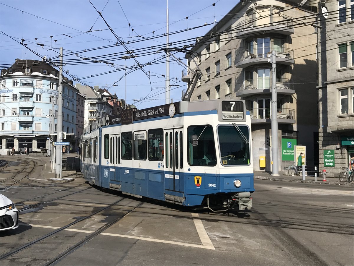 Linie 7 Wagennummer 2042 „Altstetten“ beim Schaffhauserplatz. Datum: 12. 10. 2021