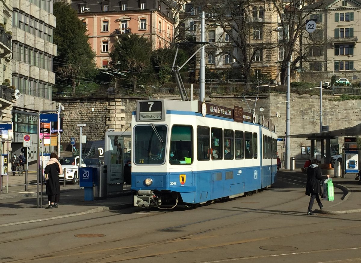 Linie 7 Wagennummer 2042 „Altstetten“ beim Central. Datum: 13. 2. 2021