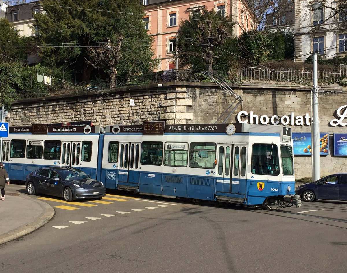 Linie 7 Wagennummer 2042 „Altstetten“ kurz vor der Haltestelle Central. Datum: 13. 2. 2021