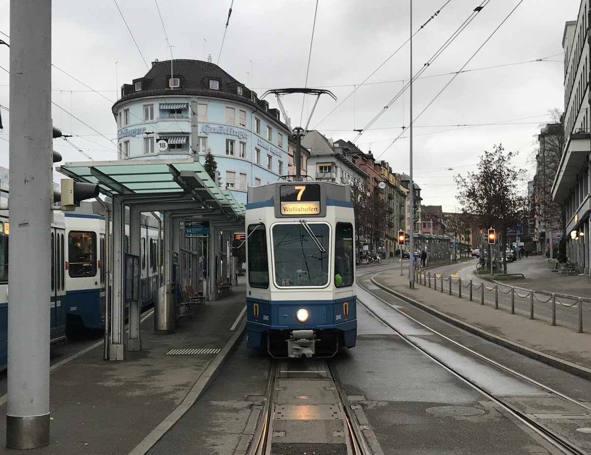 Linie 7 Wagennummer 2042  Altstetten  beim Schaffhauserplatz. Dieser Wagen fährt sehr selten auf der Linie 7. Datum: 13. 12. 2020