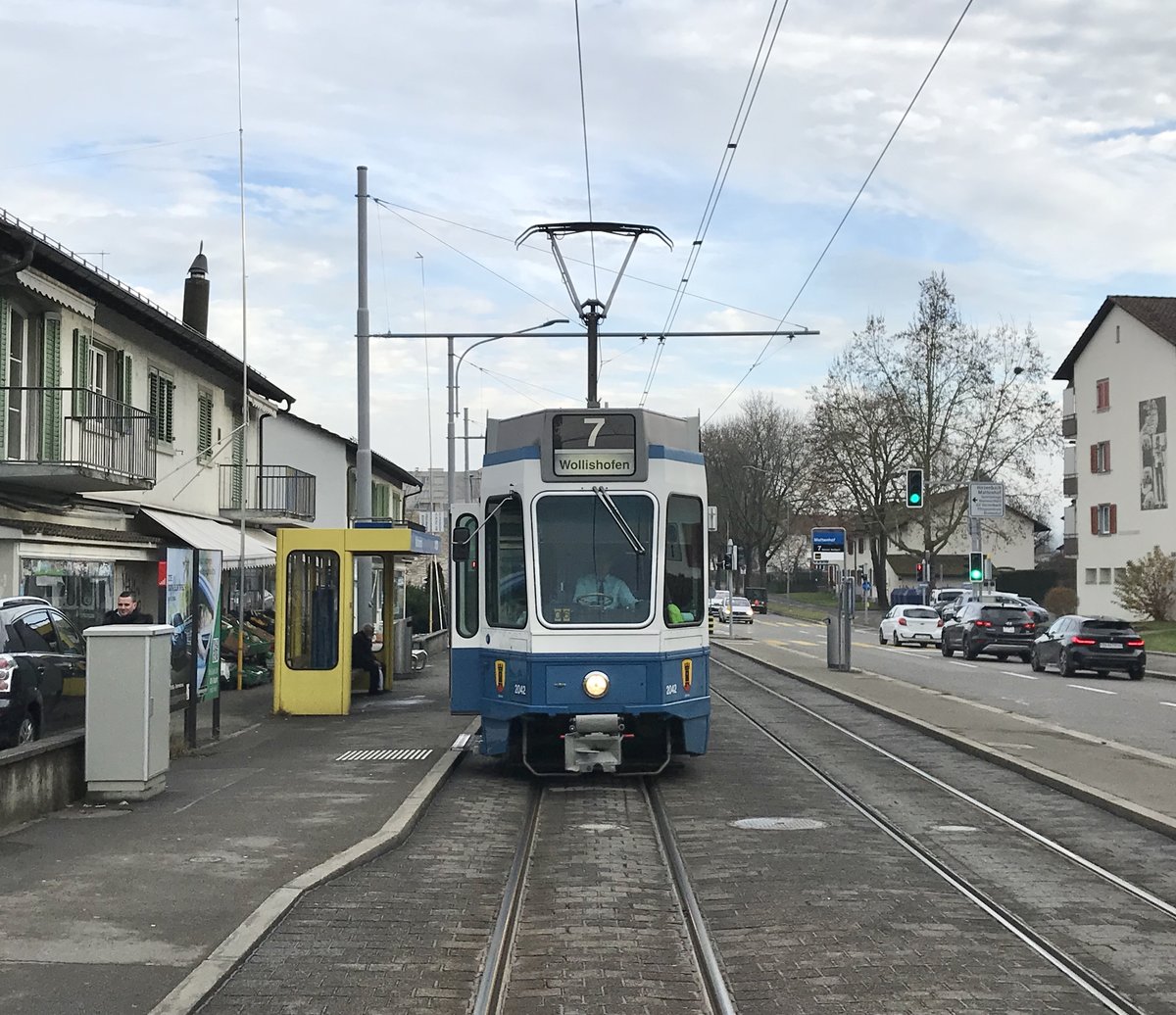 Linie 7 Wagennummer 2042  Altstetten  an der Haltestelle Mattenhof. Datum: 12. 12. 2020