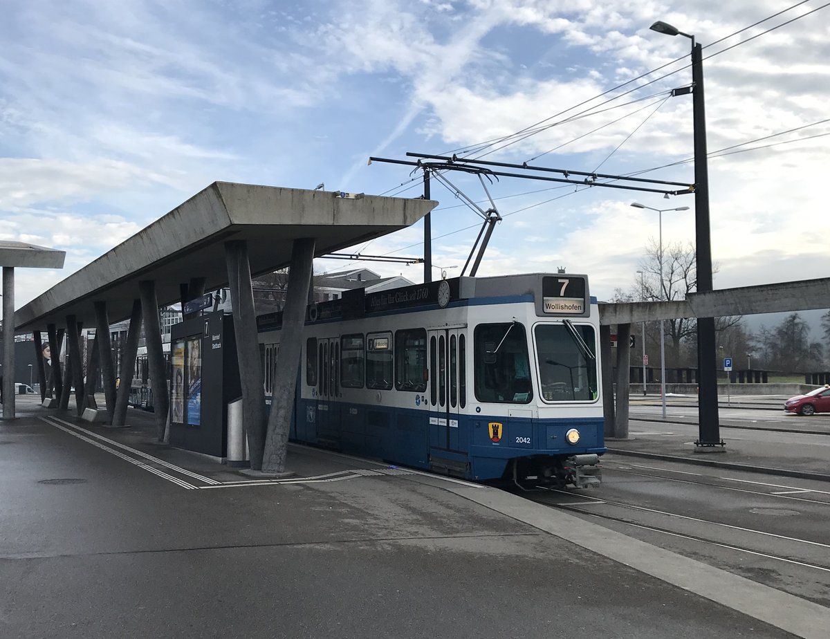 Linie 7 Wagennummer 2042  Altstetten  an der Endhaltestelle Bahnhof Stettbach. Datum: 14. 12. 2020