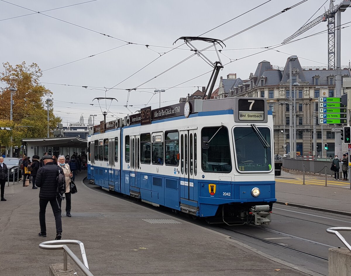Linie 7 Wagennummer 2042  Altstetten  beim Bahnhofquai. Wegen einer Demonstration wurde die Linie 7 über Bahnhofquai - Stampfenbachplatz - Schaffhauserplatz umgeleitet. Datum: 30. 10. 2021