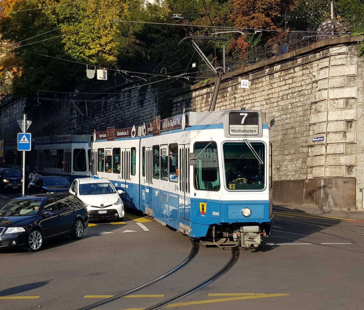 Linie 7 Wagennummer 2042  Altstetten  beim Central. Datum: 29. 10. 2021