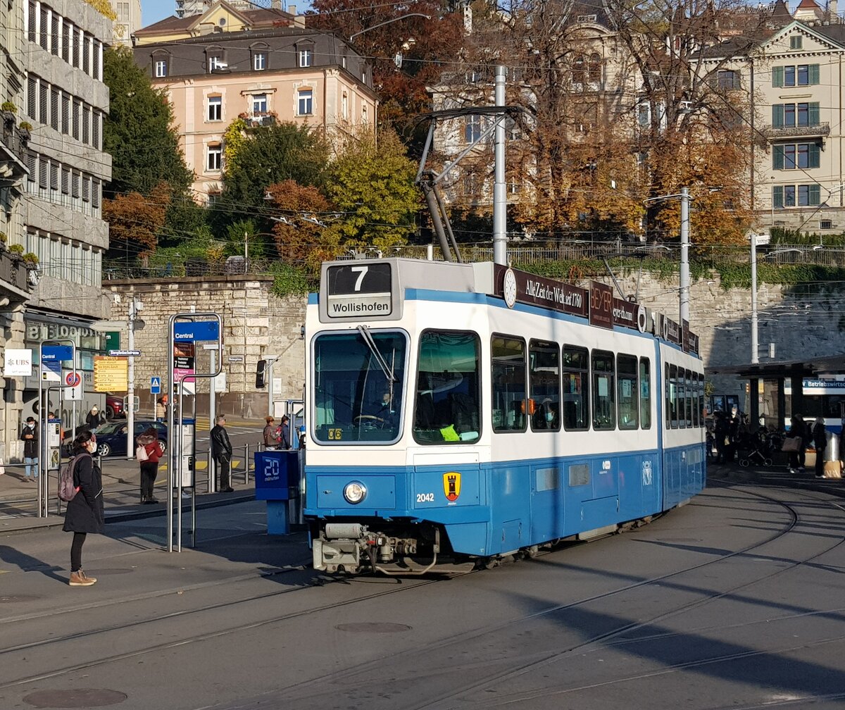 Linie 7 Wagennummer 2042  Altstetten  beim Central. Datum: 31. 10. 2021