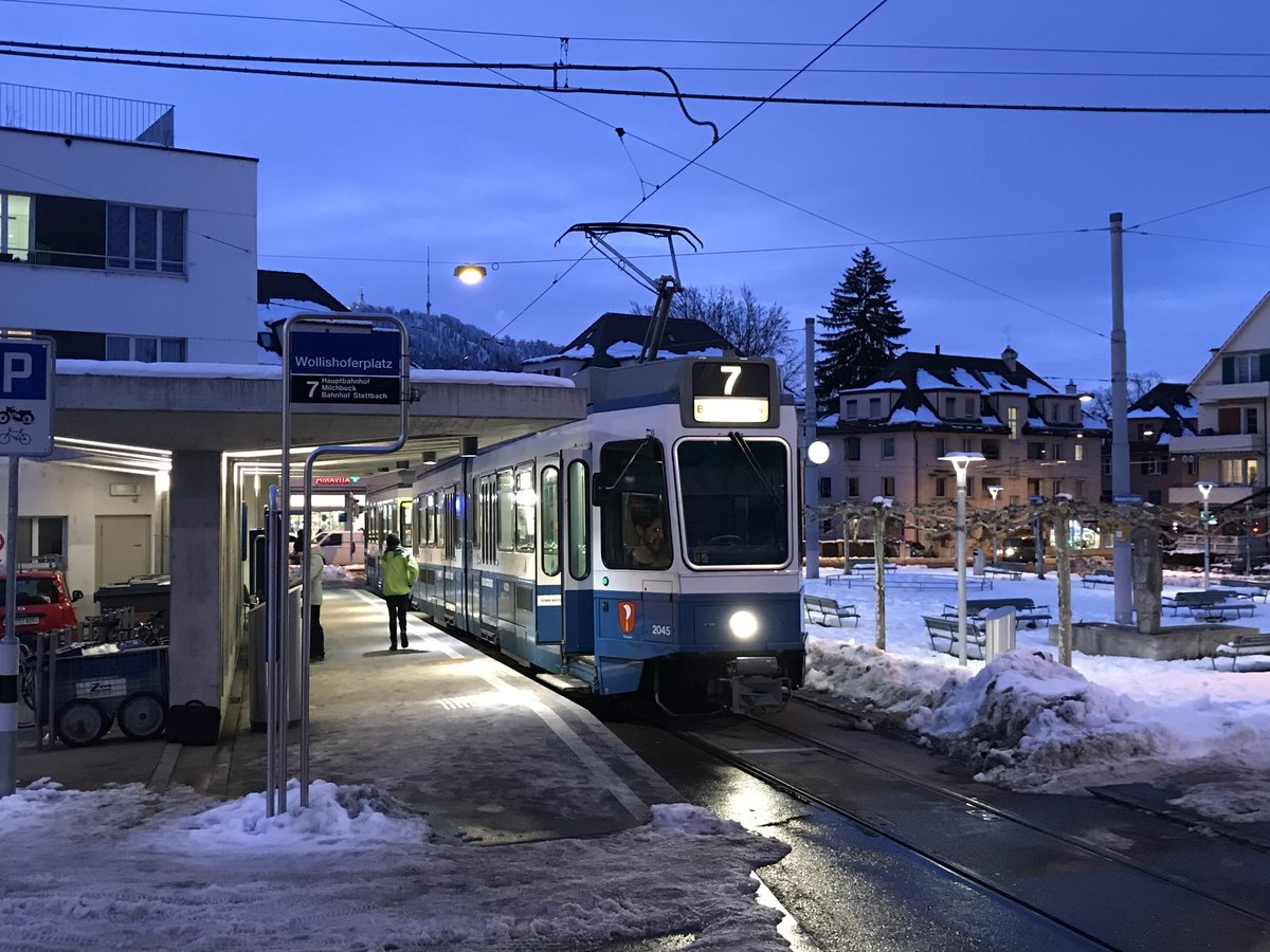 Linie 7 Wagennummer 2045 „Riesbach“ an der Endhaltestelle Wollishofen. Dieser Wagen fährt fast nie auf der Linie 7. Datum: 19. 1. 2021