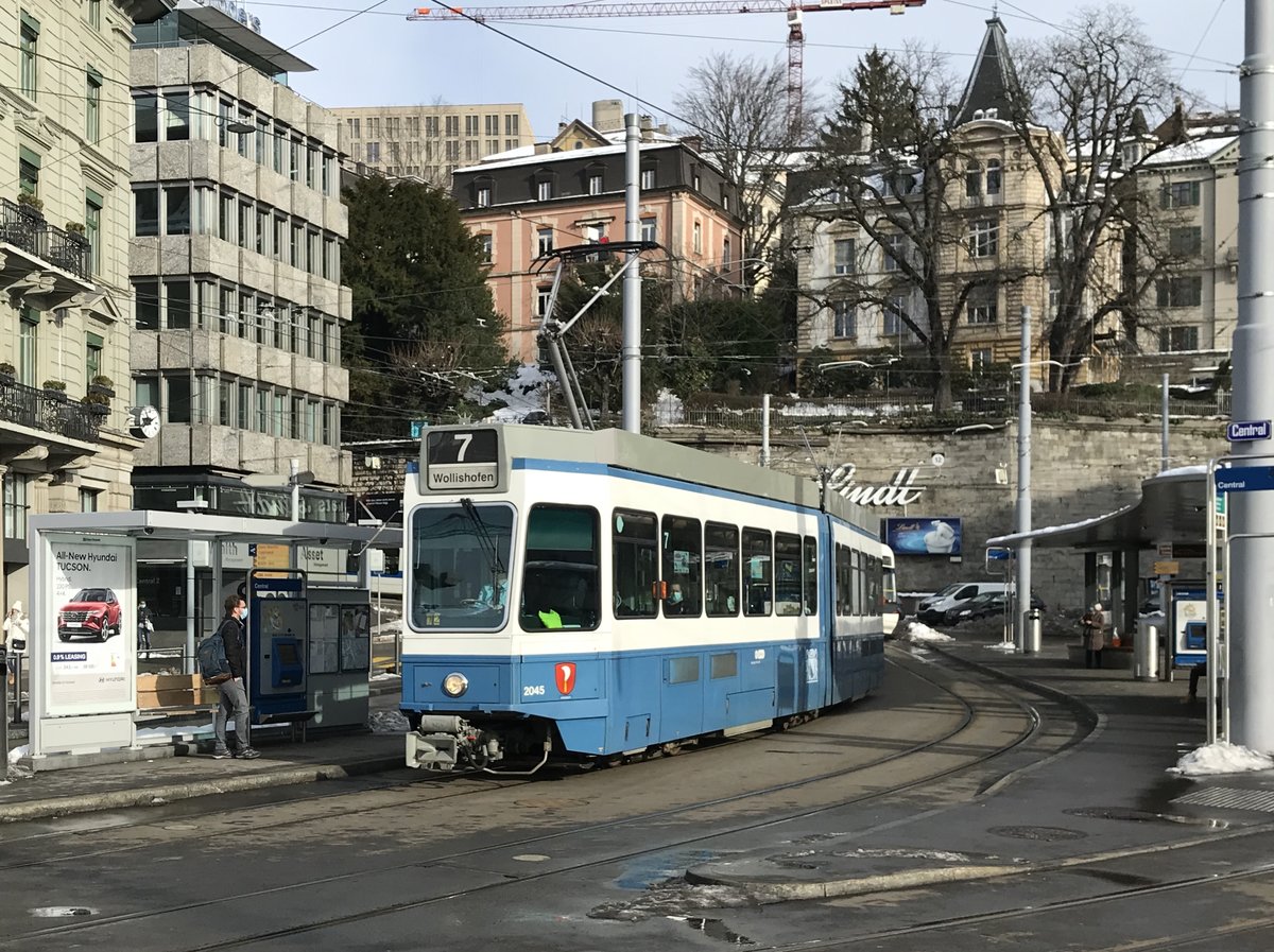 Linie 7 Wagennummer 2045 „Riesbach“ beim Central. Datum: 19. 1. 2021