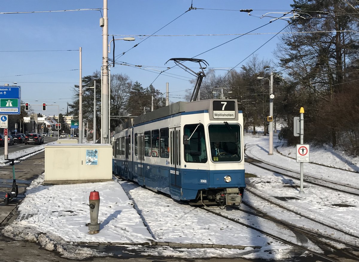 Linie 7 Wagennummer 2068 kurz vor der Haltestelle Milchbuck. Datum: 10. 2. 2021