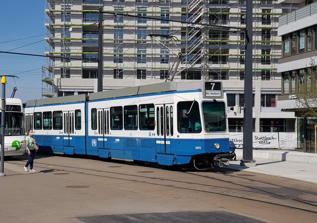 Linie 7 Wagennummer 2072 beim Bahnhof Stettbach. Datum: 24. 4. 2021