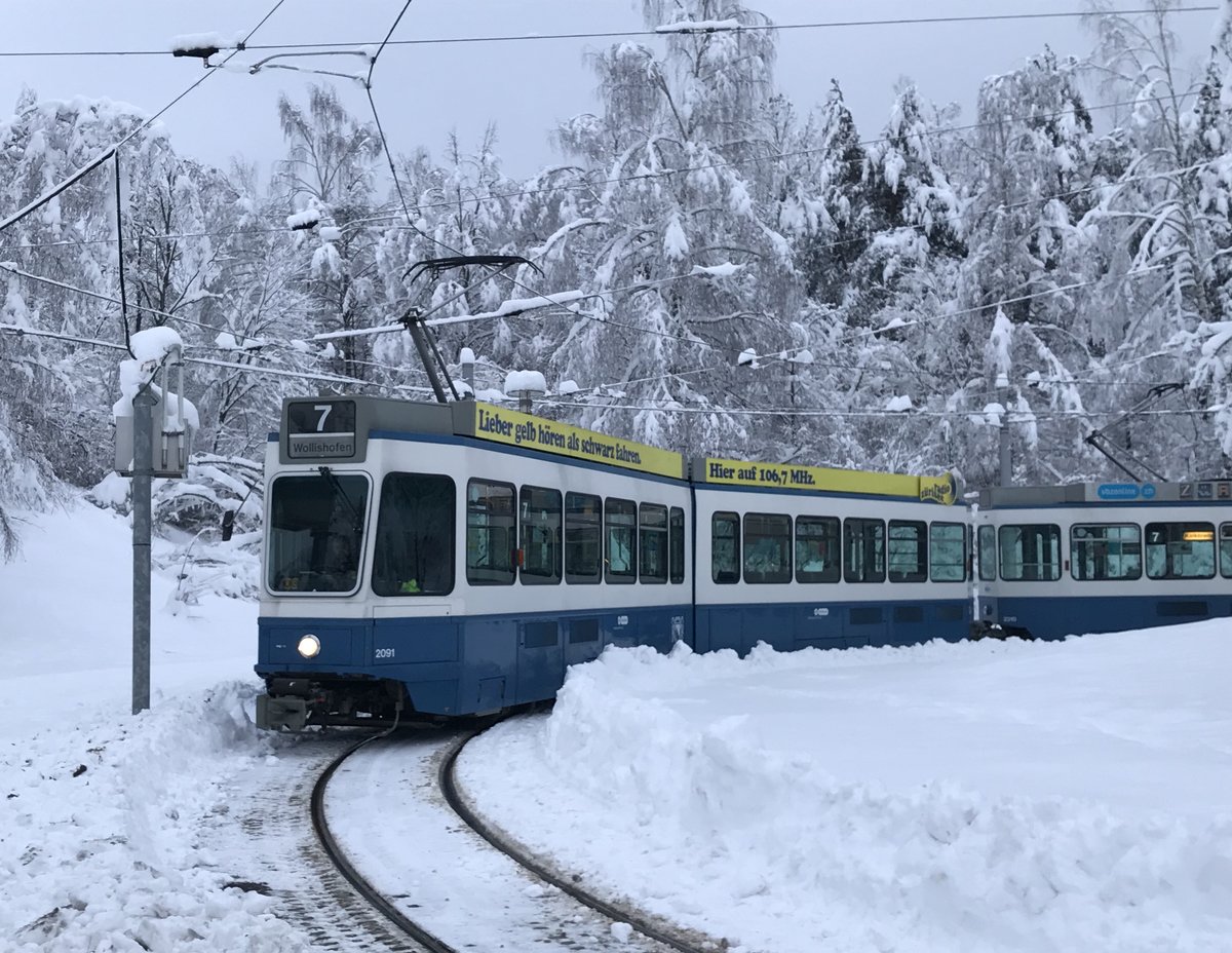 Linie 7 Wagennummer 2091 in der Schleife Milchbuck. Das äussere Gleis der Wendeschleife ist vollständig mit Schnee bedeckt und nicht befahrbar. Datum: 16. 1. 2021 