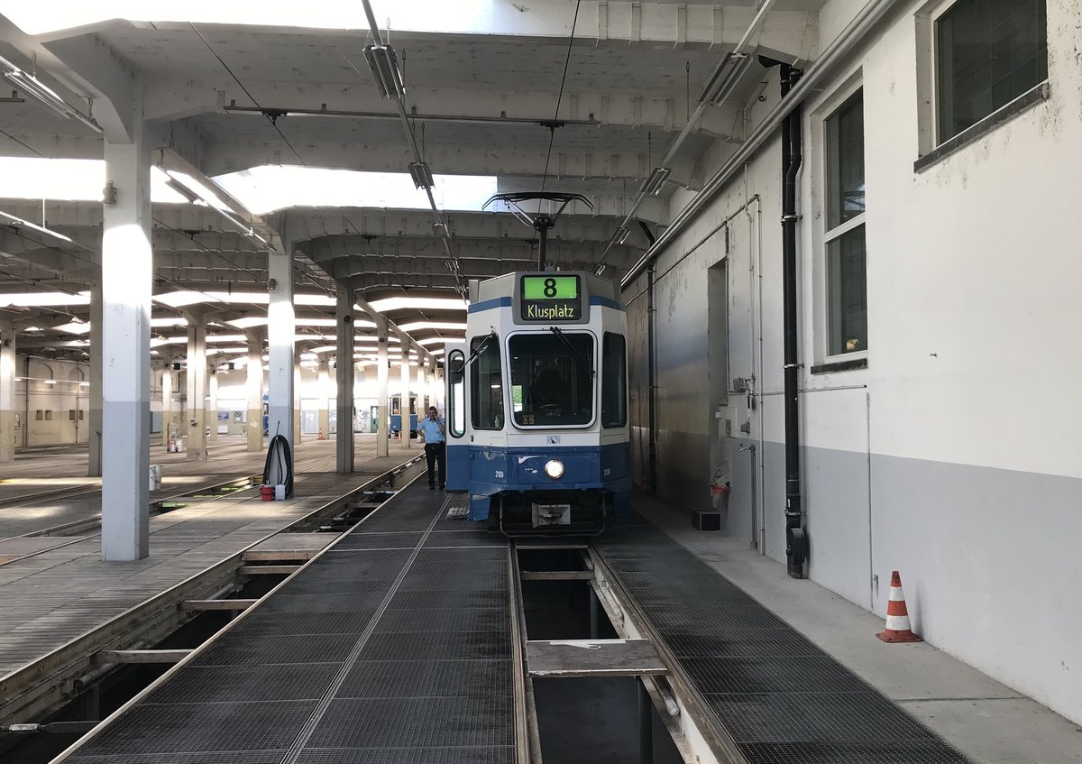 Linie 8 Nr. 2109 im Depot Hard. Weil in der Hardturmstrasse die Gleise ausgetauscht wurden, wendete die Linie 8 bereits beim Depot Hard. Anfangs fuhren die Trams noch aussen ums Depot herum, dann beklagten sich jedoch die Anwohner über die versperrte Zufahrt, und so entschieden sich die VBZ, dass tagsüber durch die Halle gefahren wird. Datum: 4. 8. 2020