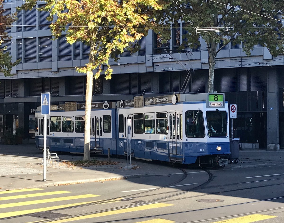 Linie 8 Wagennummer 2018 in der Schleife Enge. Wegen einer Demonstration in der Bahnhofstrasse wendete die Linie 8 bereits am Bahnhof Enge. Datum: 14. 11. 2020