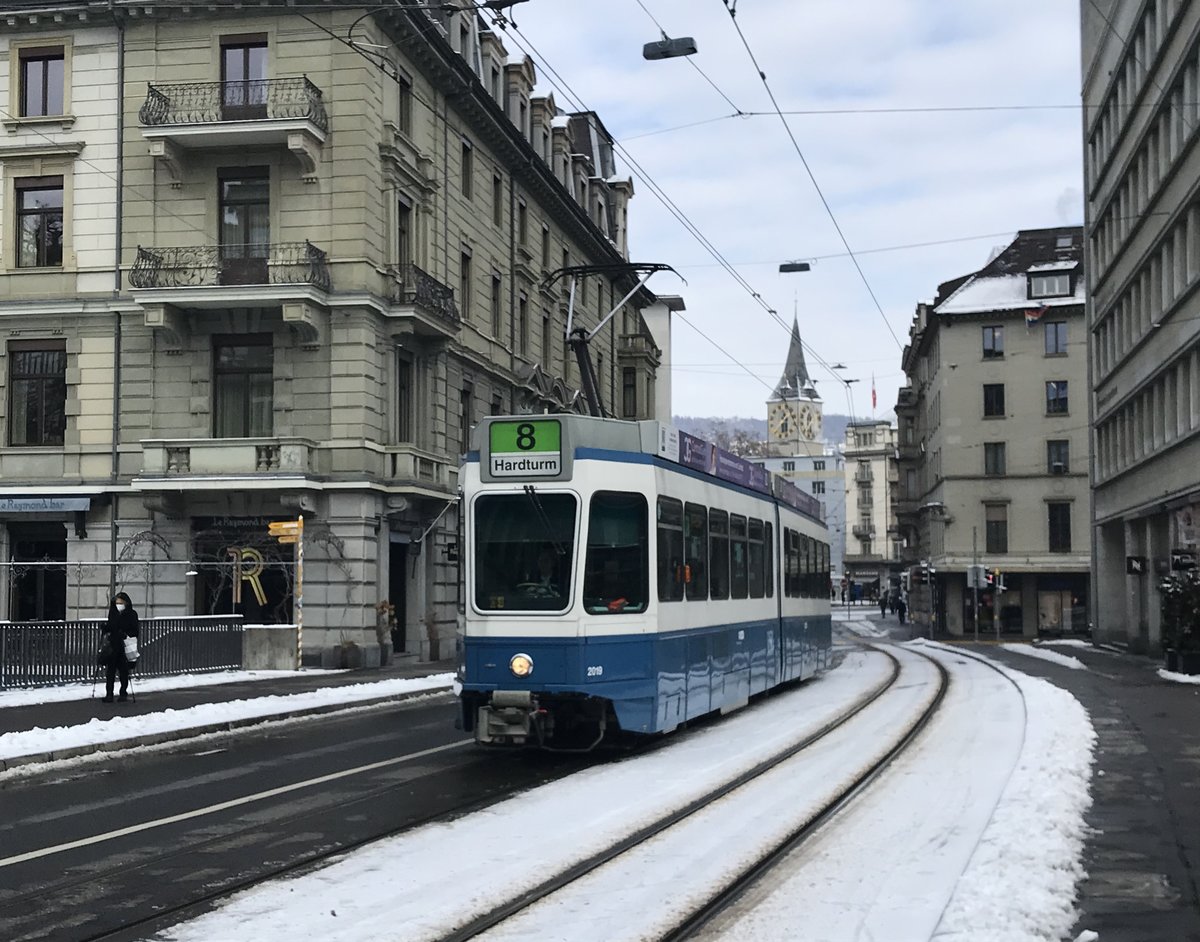 Linie 8 Wagennummer 2019 zwischen Paradeplatz und Stockerstrasse. Datum: 10. 2. 2021