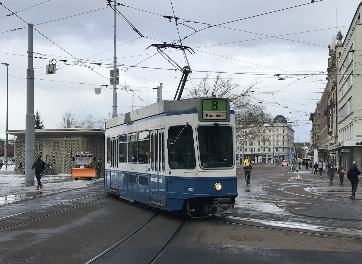 Linie 8 Wagennummer 2020 beim Bahnhof Stadelhofen. Datum: 14. 1. 2021