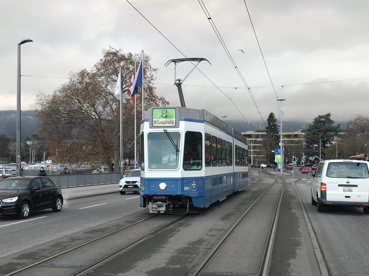 Linie 8 Wagennummer 2021 „Albisrieden“ auf der Quaibrücke. Datum: 7. 12. 2020