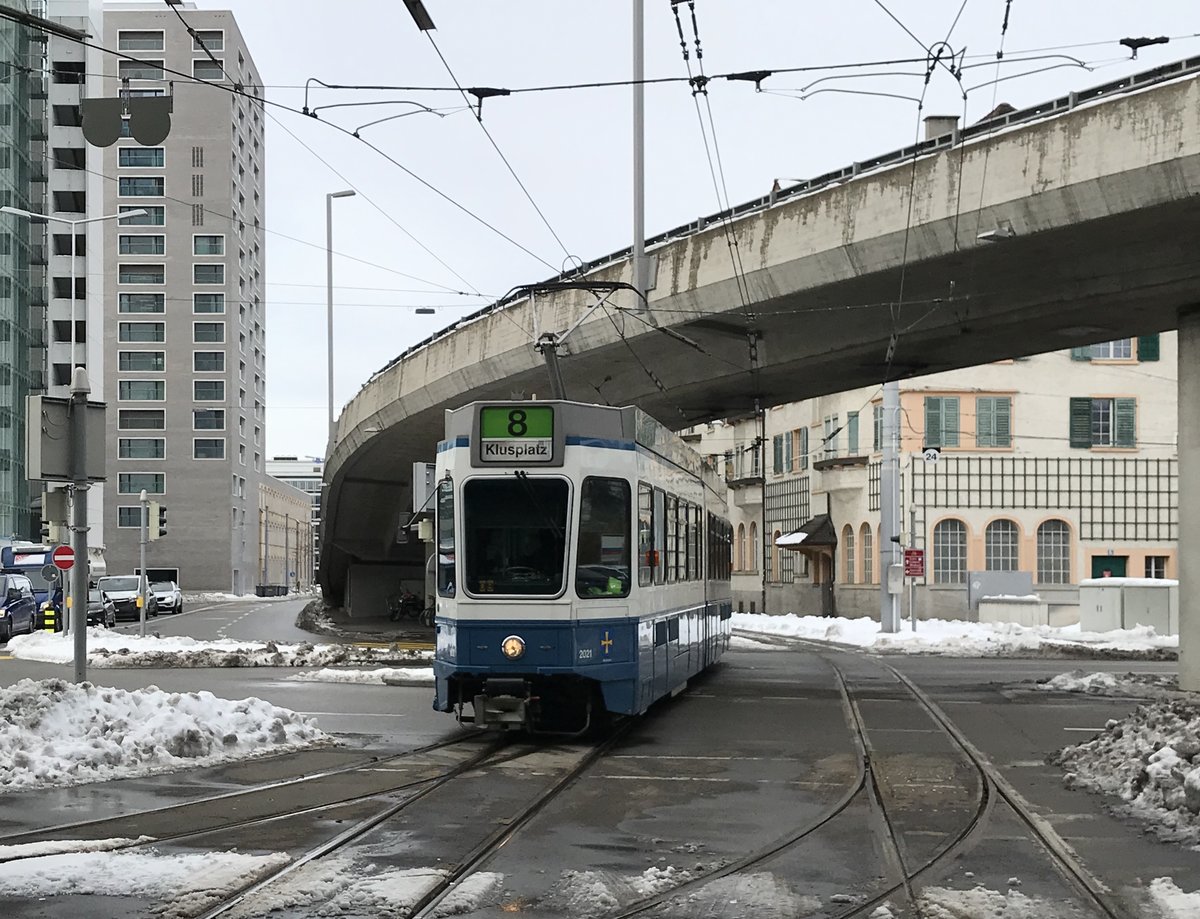 Linie 8 Wagennummer 2021  Albisrieden  beim Escher-Wyss-Platz. Datum: 17. 1. 2021