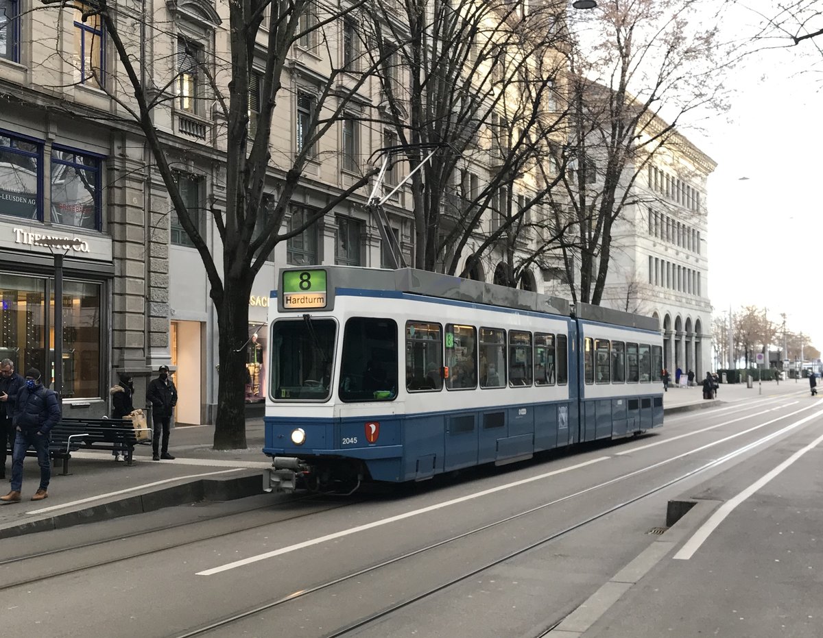 Linie 8 Wagennummer 2045  Riesbach  an der Haltestelle Kantonalbank. Datum: 7. 1. 2021