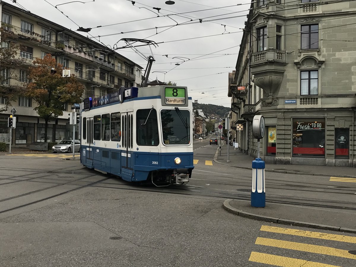 Linie 8 Wagennummer 2063 beim Kunsthaus. Wegen Strassenbauarbeiten in der Klosbachstrasse verkehrte die Linie 8 auf ihrer früheren Route über Römerhof - Kunsthaus - Bellevue nach Hardturm. Datum: 18. 10. 2020