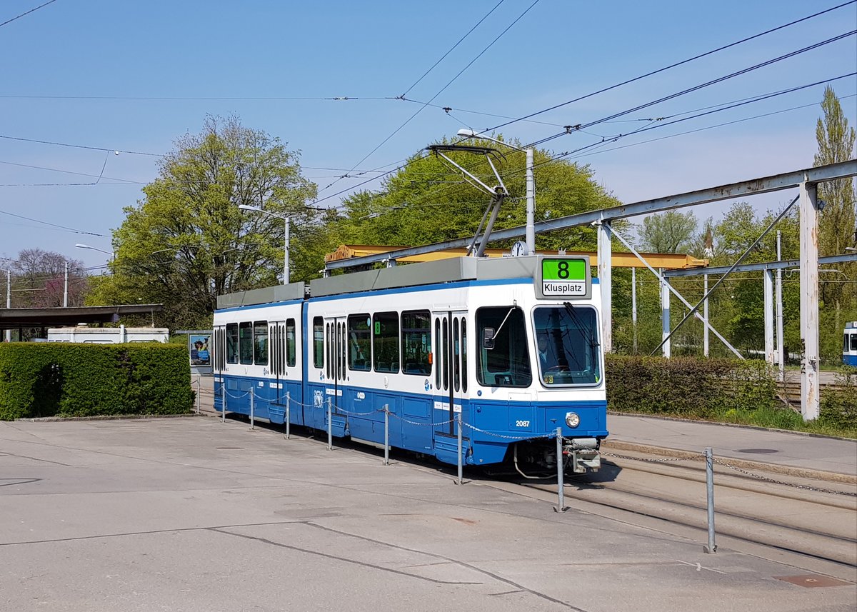 Linie 8 Wagennummer 2087 beim Hardturm. Datum: 21. 4. 2021