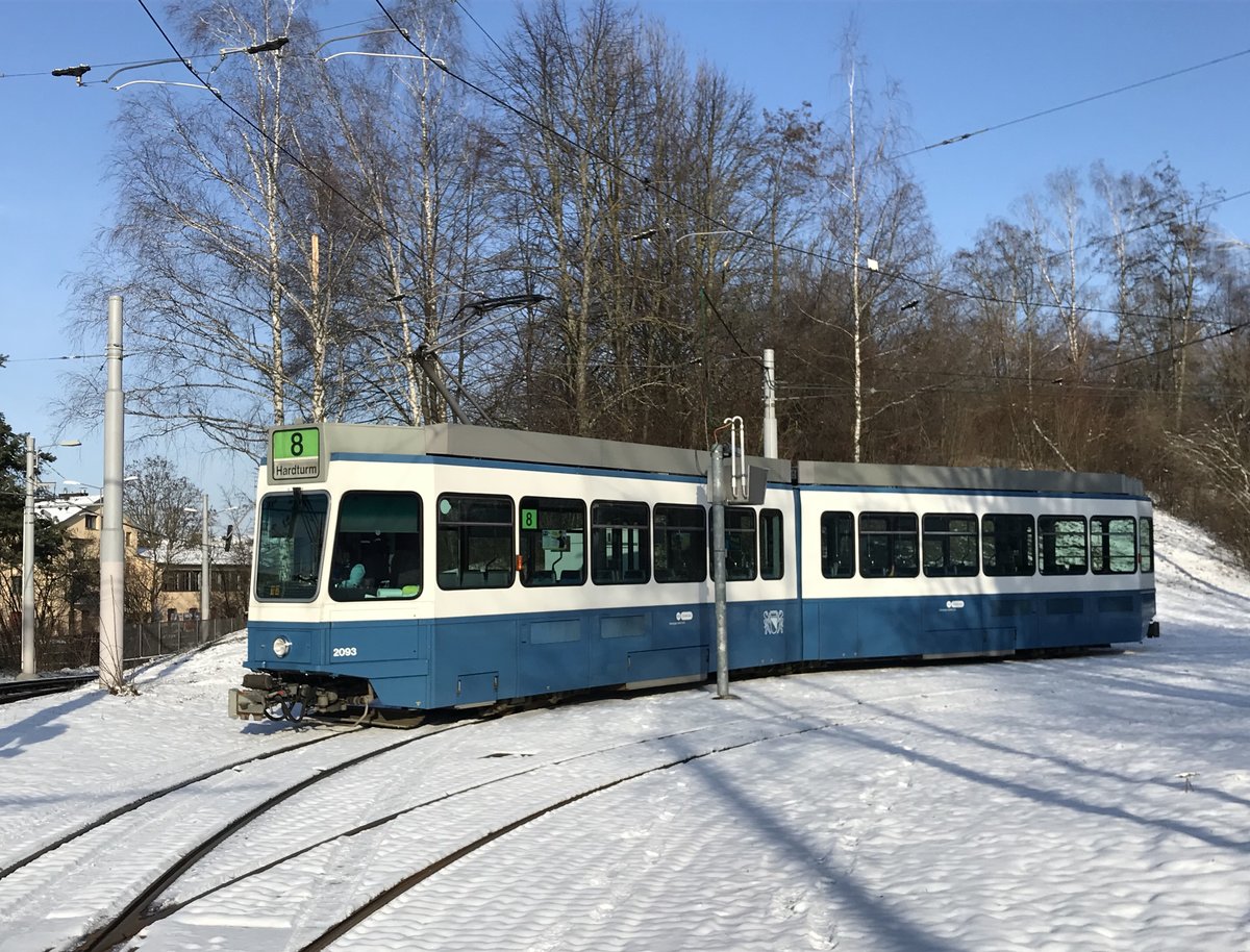 Linie 8 Wagennummer 2093 steht in der Schleife Milchbuck. Dieser Wagen ist soeben aus dem Depot Irchel ausgefahren, um die Linie 8 in der Stosszeit zu entlasten. Datum: 10. 2. 2021