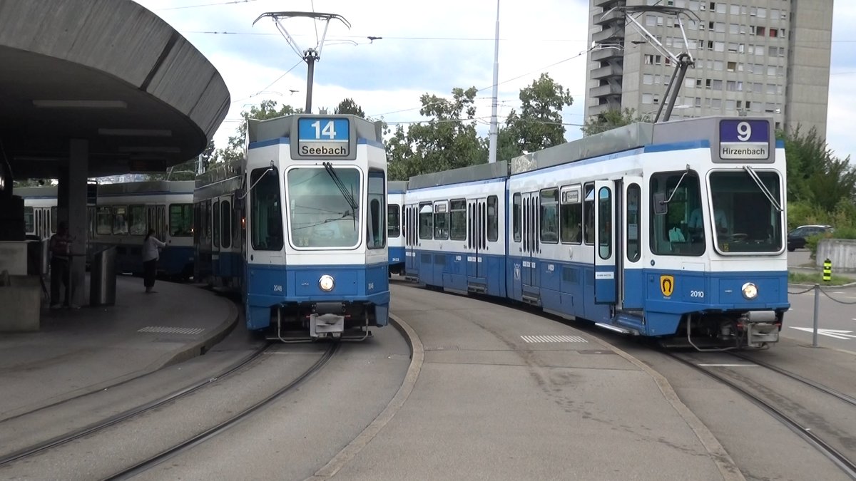 Linie 9 2010  Wipkingen  neben Linie 14 2046 in der Schleife Triemli. Datum: 12. 6. 2019