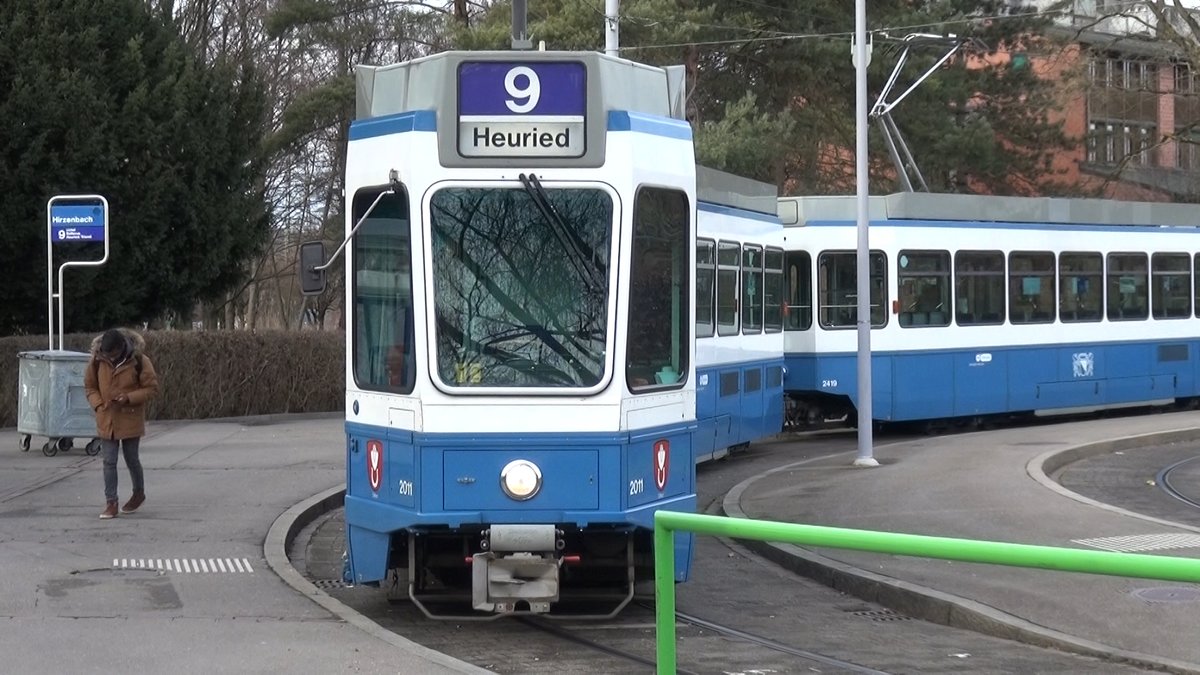 Linie 9 2011  Örlikon  in der Schleife Hirzenbach. Datum: 2. 2. 2020