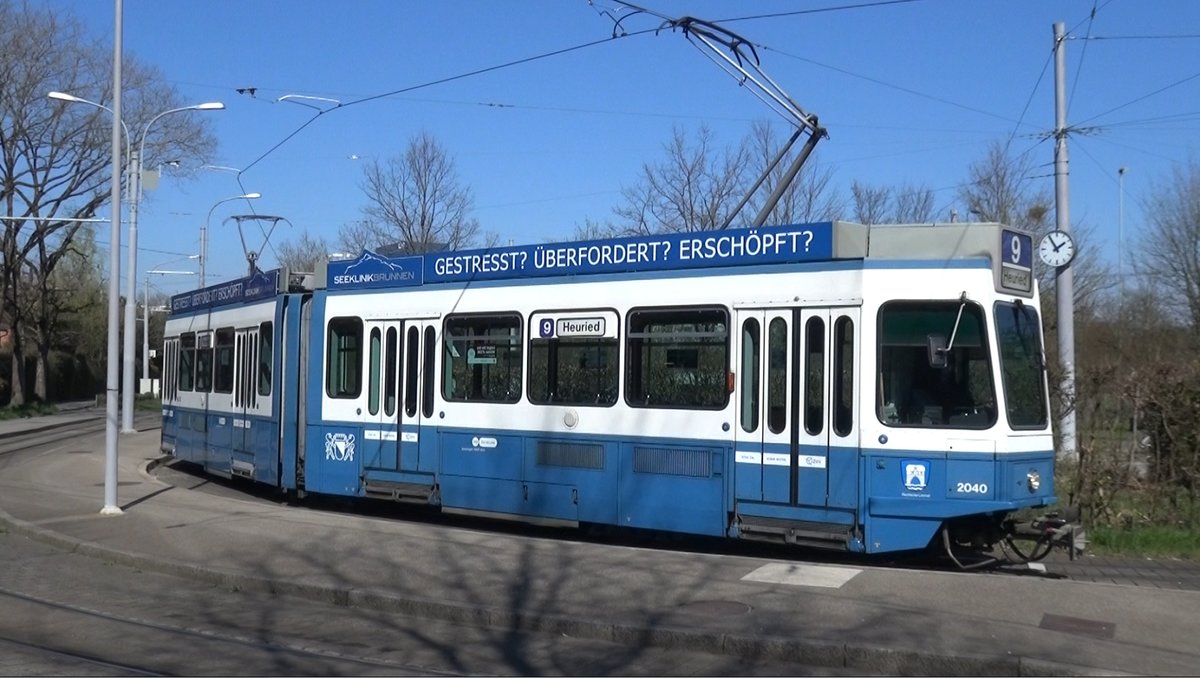 Linie 9 2040  Rechts der Limmat  an der Endhaltestelle Hirzenbach. Datum: 1. 4. 2020