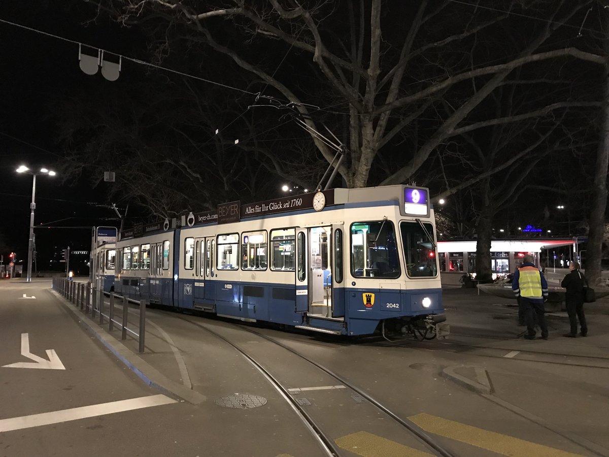 Linie 9 2042  Altstetten  steht in der Schleife Bellevue wegen einer technischen Störung. Datum: 21. 2. 2020