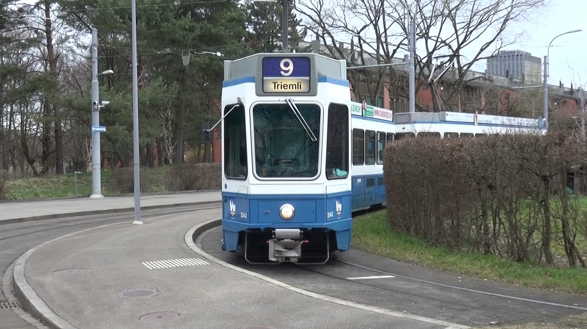 Linie 9 2043  Rennweg  in der Schleife Hirzenbach. 