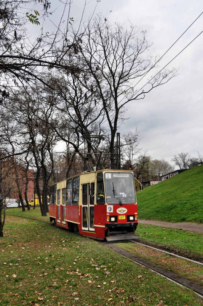 Linie 9 Konstal 105Na Wagen 347 in Richtung  Chorzw Ratusz  zwischen den zwei Halten   Wirek Kopalnia Pokj  und  Nowy Bytom Urząd Miasta  (29.10.13)