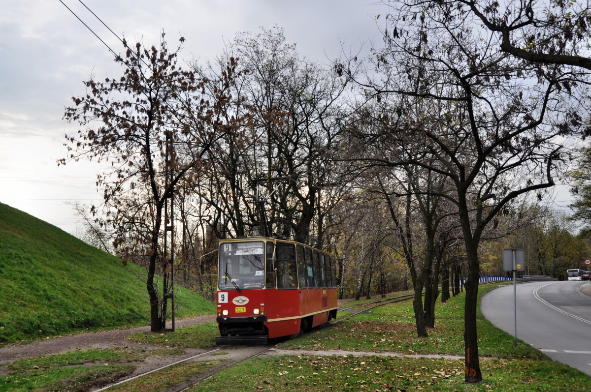 Linie 9 Konstal 105Na Wagen 347 in Richtung  Chebzie Pętla  zwischen den zwei Halten   Wirek Kopalnia Pokj  und  Nowy Bytom Urząd Miasta  (29.10.13)