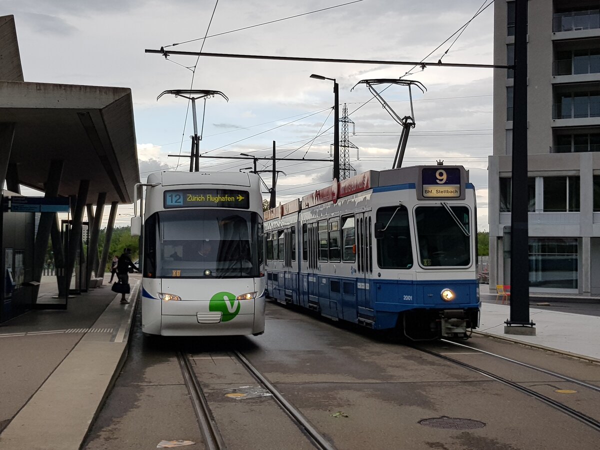 Linie 9 Wagennummer 2001 beim Bahnhof Stettbach. Wegen Unwetterschäden war der Streckenabschnitt nach Hirzenbach gesperrt und die Linie 9 wendete beim Bahnhof Stettbach. Datum: 13. 7. 2021