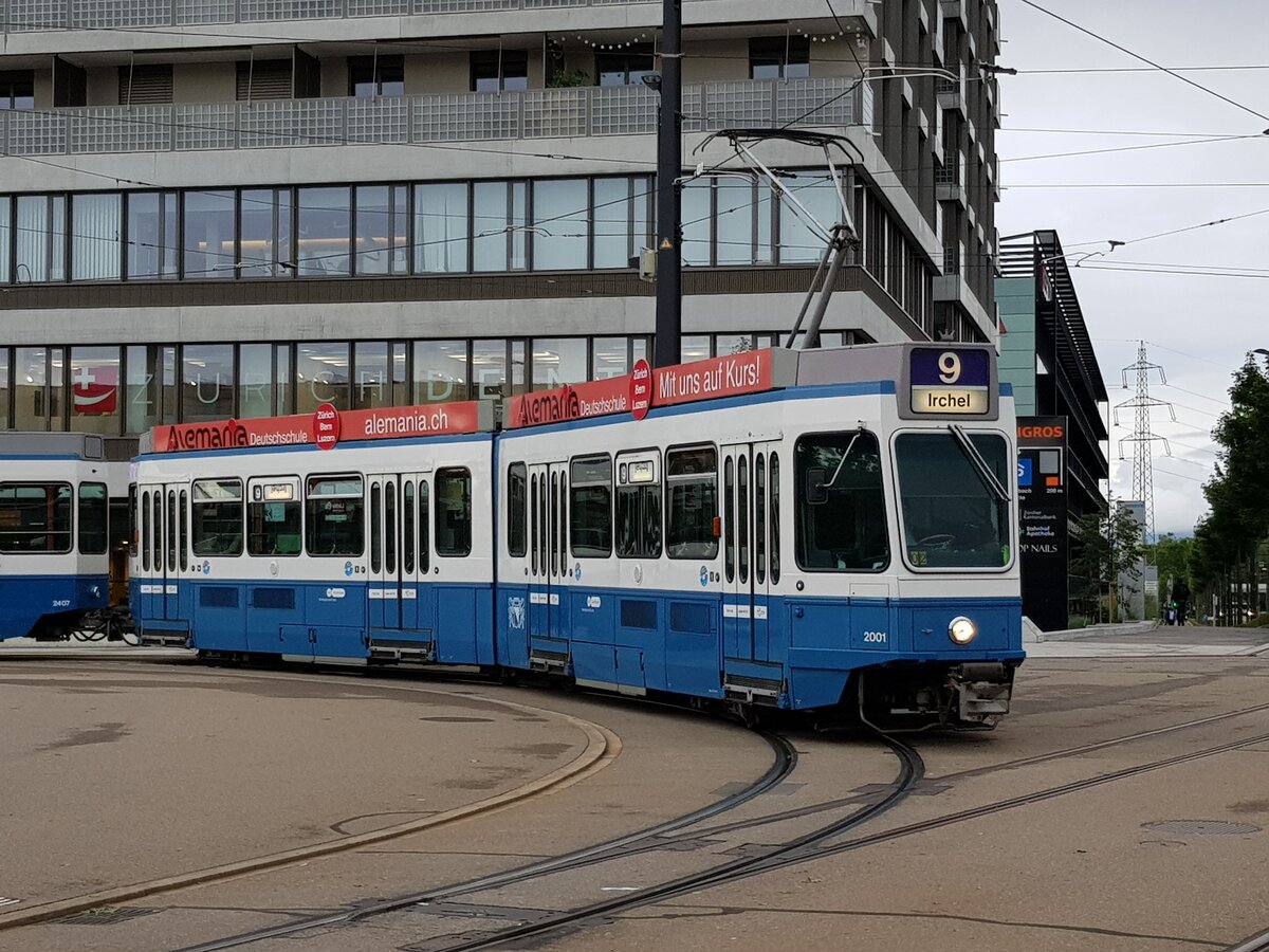 Linie 9 Wagennummer 2001 beim Bahnhof Stettbach. Wegen Unwetterschäden war der Streckenabschnitt nach Hirzenbach gesperrt und die Linie 9 wendete beim Bahnhof Stettbach. Datum: 13. 7. 2021
