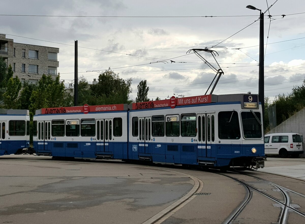 Linie 9 Wagennummer 2001 beim Bahnhof Stettbach. Datum: 13. 7. 2021