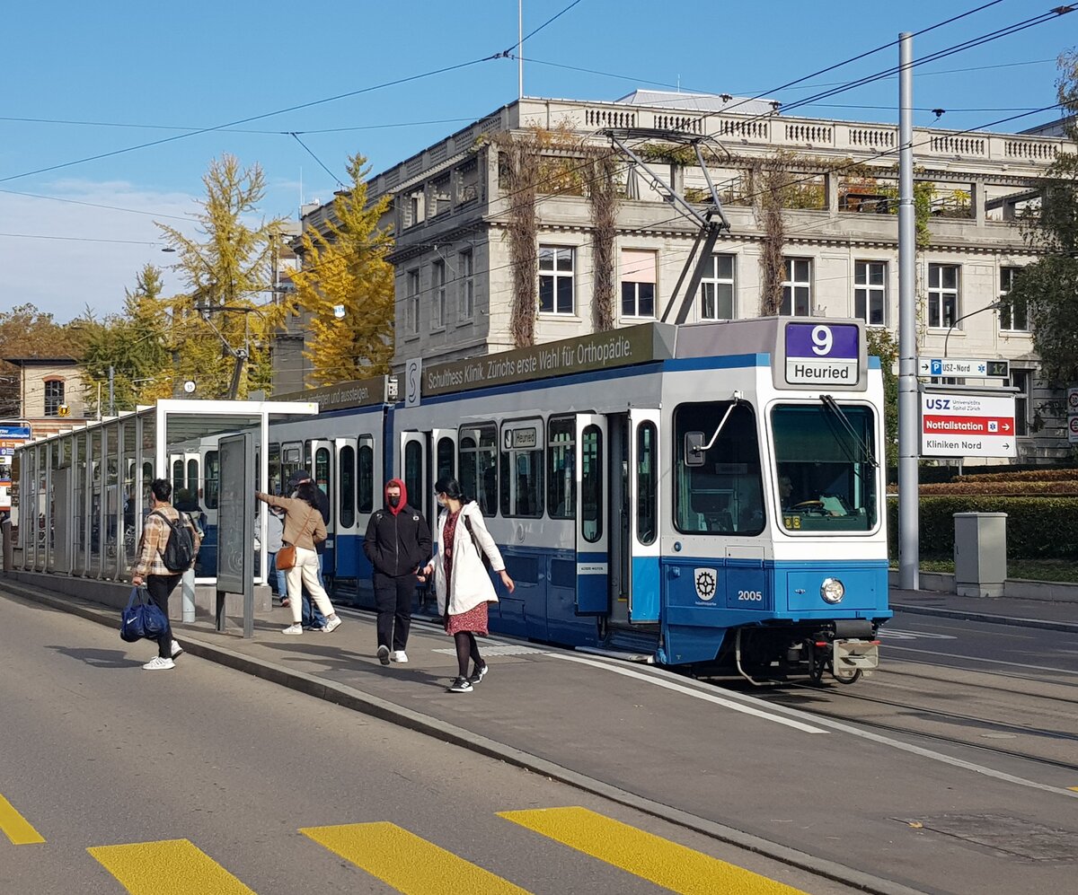 Linie 9 Wagennummer 2005  Industriequartier  an der Haltestelle ETH. Datum: 25. 10. 2021