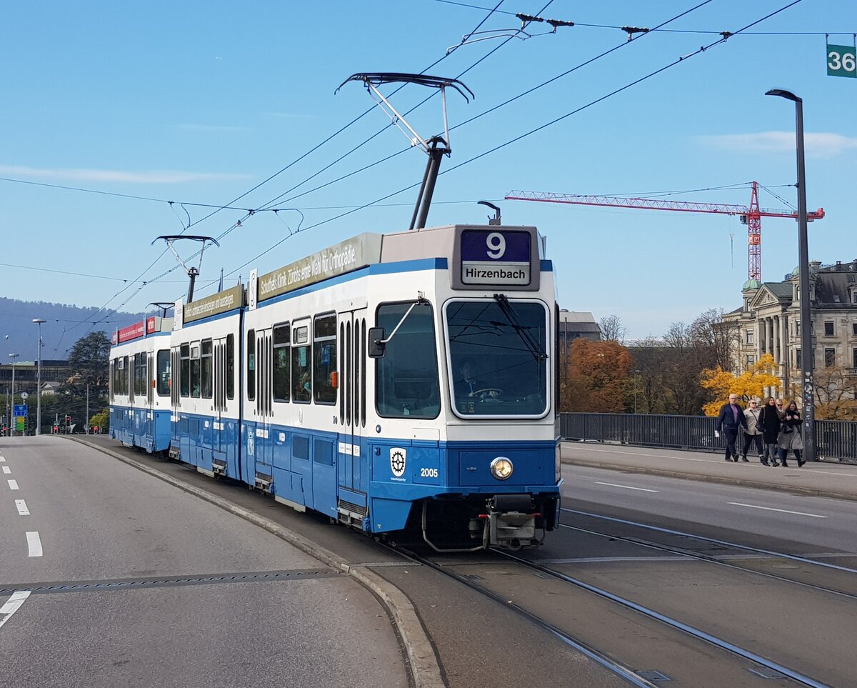 Linie 9 Wagennummer 2005  Industriequartier  auf der Quaibrücke. Datum: 25. 10. 2021