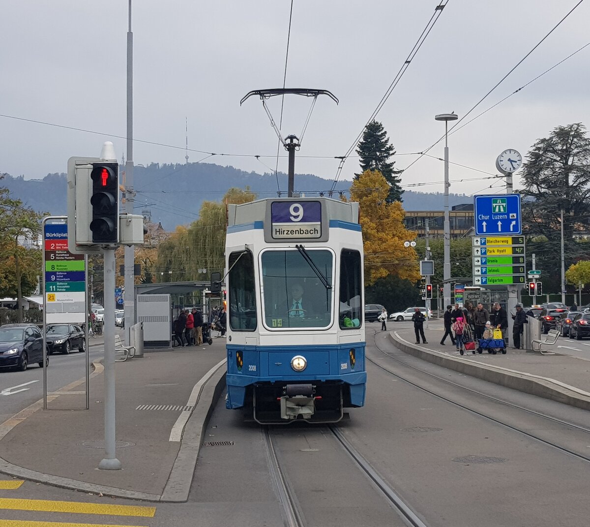 Linie 9 Wagennummer 2008  Friesenberg  beim Bürkliplatz. Dieser Wagen fährt sehr selten auf der Linie 9. Datum: 30. 10. 2021