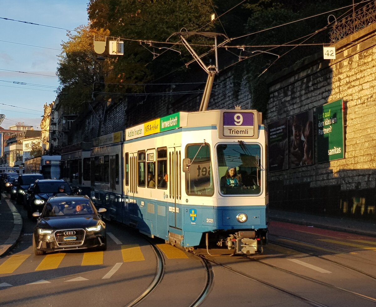 Linie 9 Wagennummer 2021  Albisrieden  beim Central. Wegen einer Störung in der Rämistrasse musste die Linie 9 über ETH - Central - Sihlpost - Stauffacher umgeleitet werden. Datum: 29. 10. 2021
