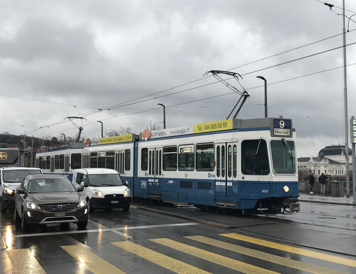 Linie 9 Wagennummer 2027 auf der Quaibrücke. Datum: 24. 12. 2020