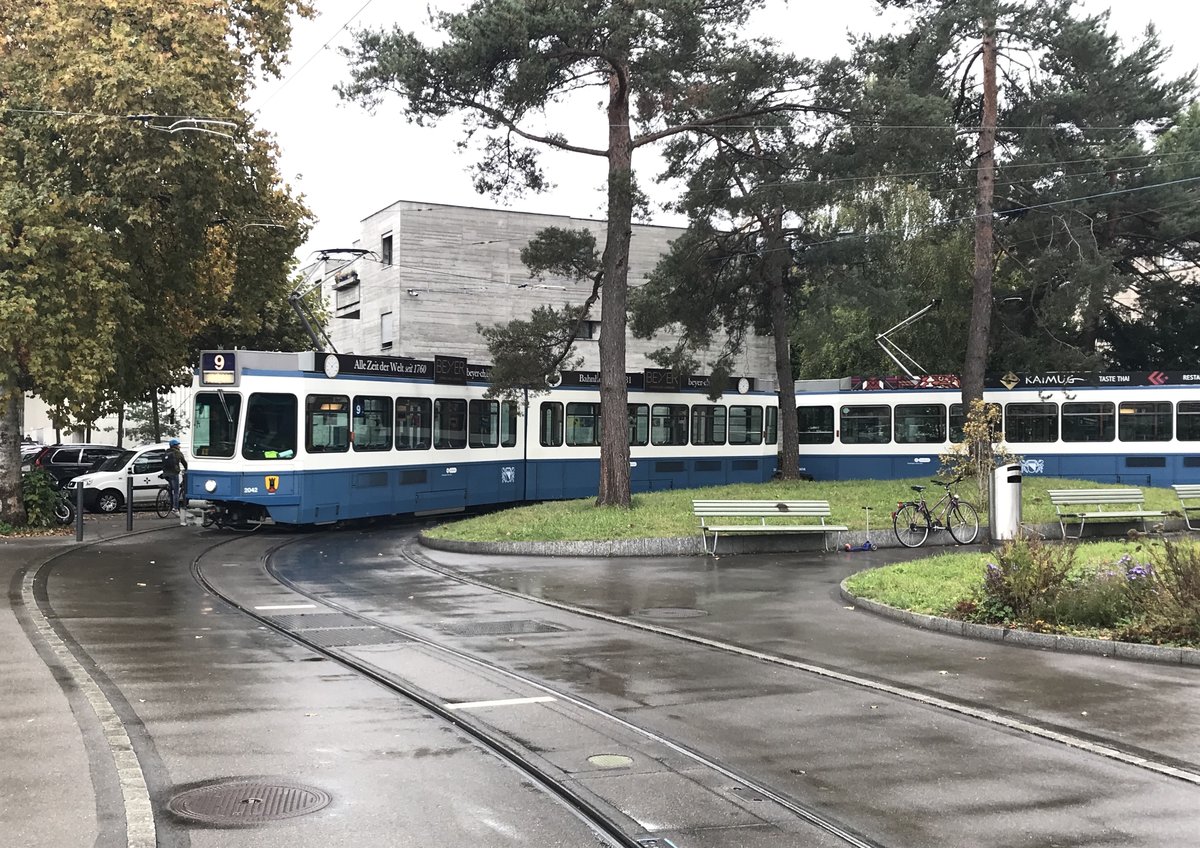 Linie 9 Wagennummer 2042  Altstetten  in der Schleife Heuried. Dieser Wagen verkehrt nur sehr selten auf der Linie 9.  Datum: 15. 10. 2020
